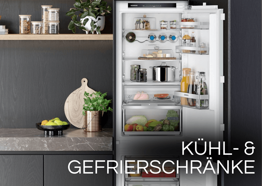 Ein Blick in einen geöffneten Siemens studioLine Einbau-Kühlschrank.